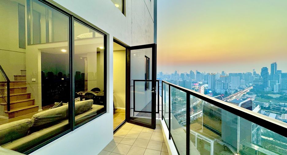 For rent 3 bedrooms condo in Huai Khwang, Bangkok