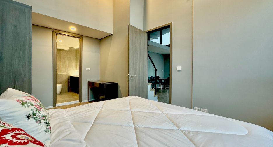 For rent 3 bedrooms condo in Huai Khwang, Bangkok