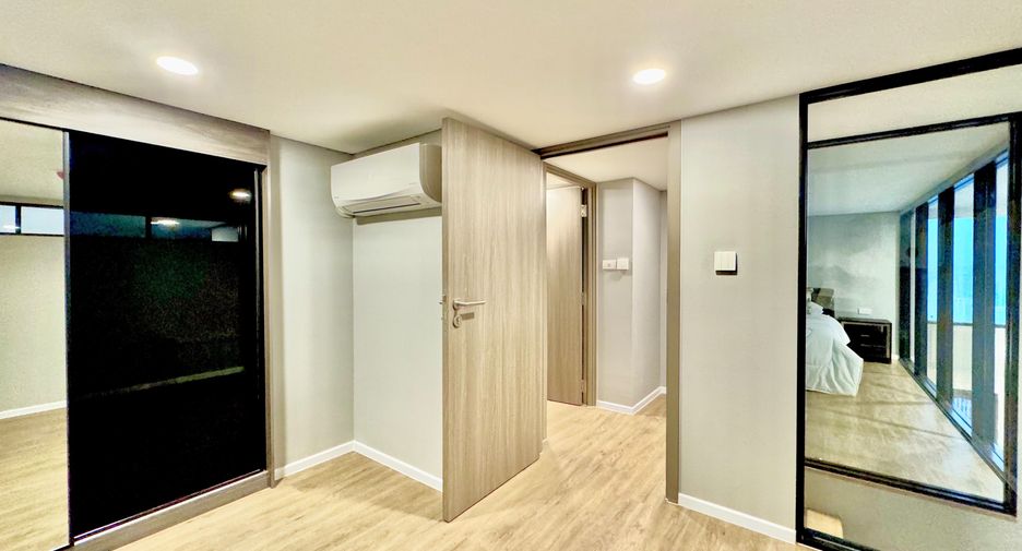 For rent 3 bedrooms condo in Huai Khwang, Bangkok