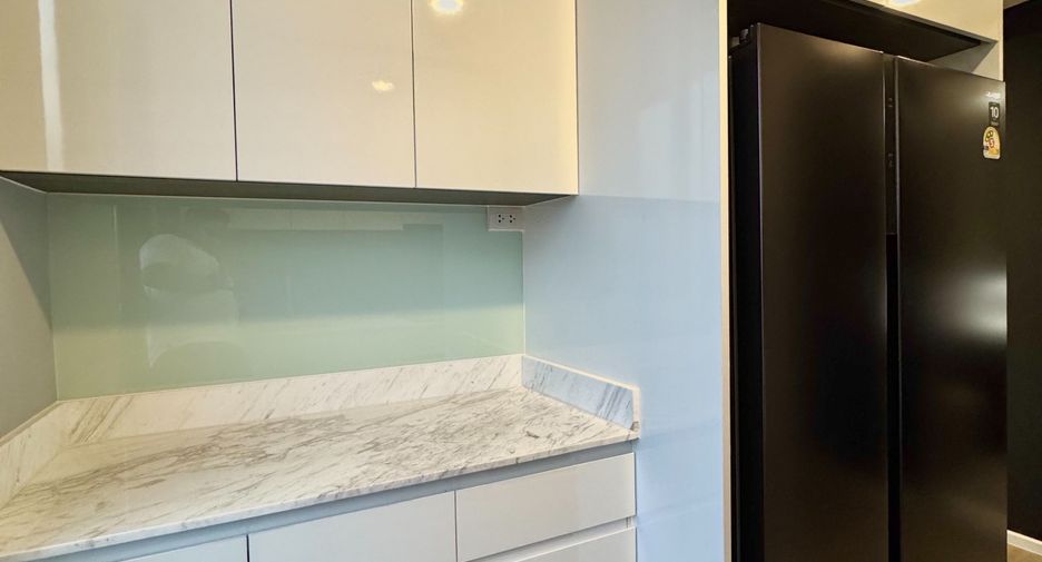 For rent 3 bedrooms condo in Huai Khwang, Bangkok