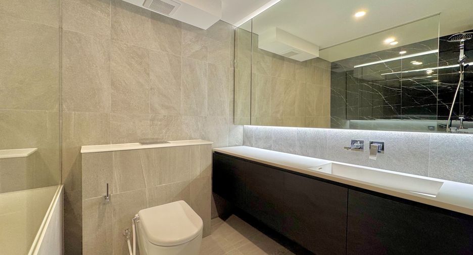 For rent 3 bedrooms condo in Huai Khwang, Bangkok