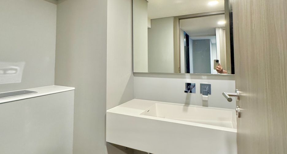 For rent 3 bedrooms condo in Huai Khwang, Bangkok