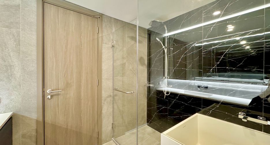 For rent 3 bedrooms condo in Huai Khwang, Bangkok