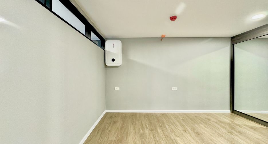 For rent 3 bedrooms condo in Huai Khwang, Bangkok