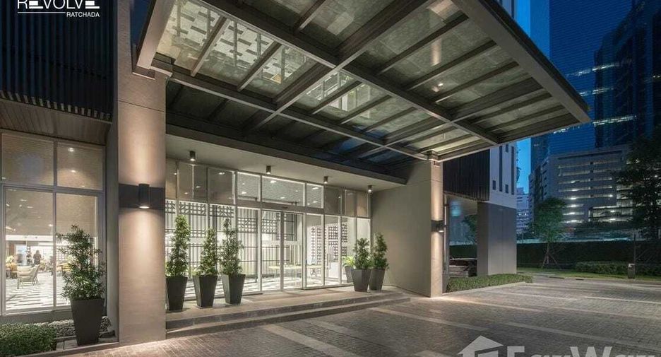 For rent 2 bedrooms condo in Huai Khwang, Bangkok