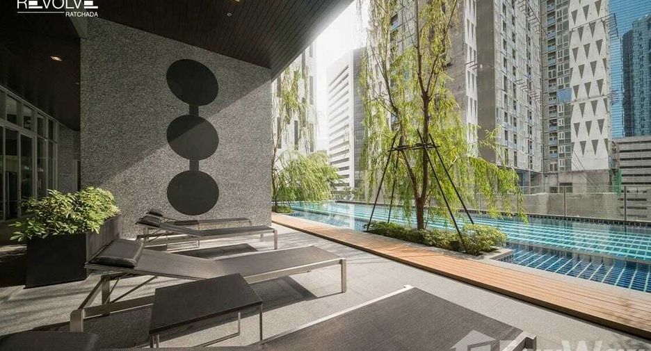 For rent 2 bedrooms condo in Huai Khwang, Bangkok