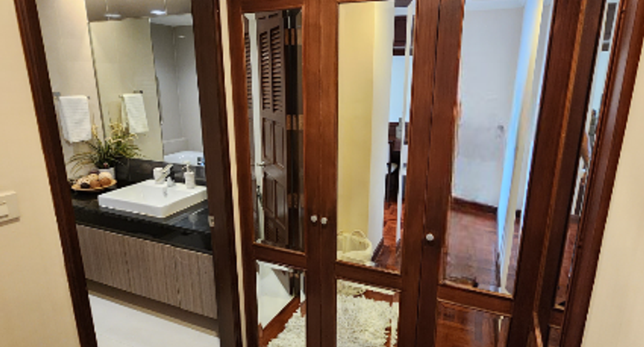 For rent 2 bedrooms apartment in Pathum Wan, Bangkok