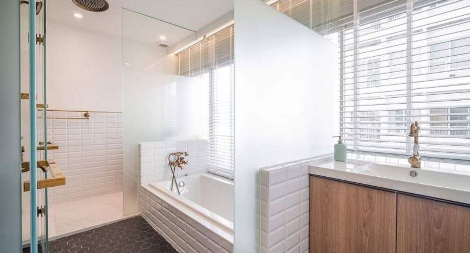 For rent 2 bedrooms condo in Watthana, Bangkok
