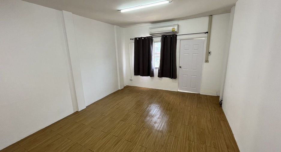 For rent 4 bedrooms house in Lat Phrao, Bangkok