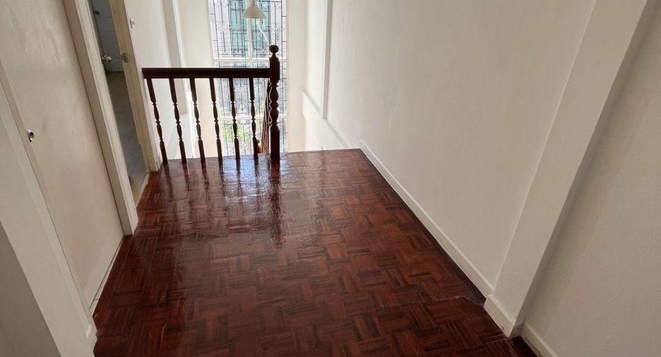 For rent 4 bedrooms house in Lat Phrao, Bangkok