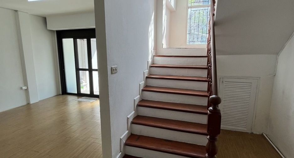For rent 4 bedrooms house in Lat Phrao, Bangkok