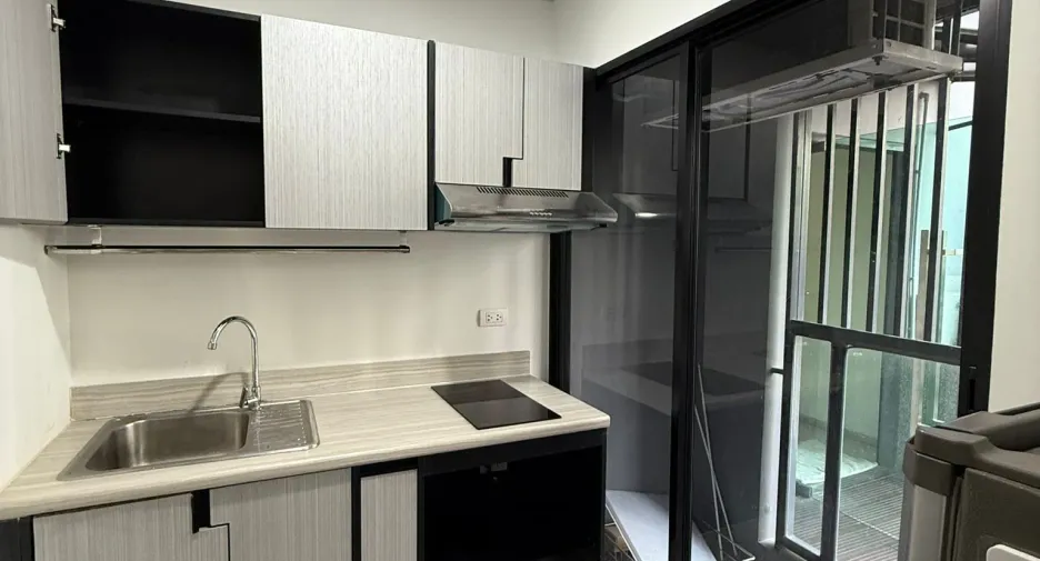 Condo en alquiler de 2 habitaciones en Huai Khwang, Bangkok