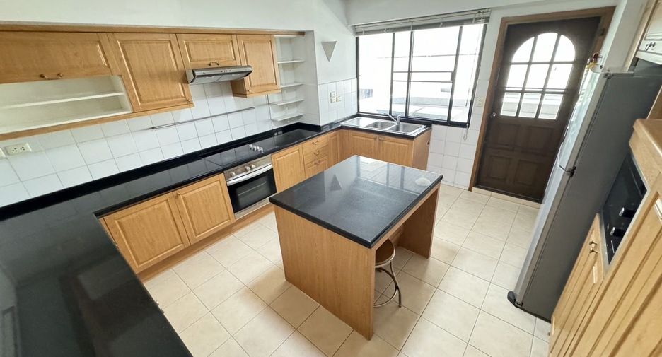 Apartamento en alquiler de 3 habitaciones en Watthana, Bangkok