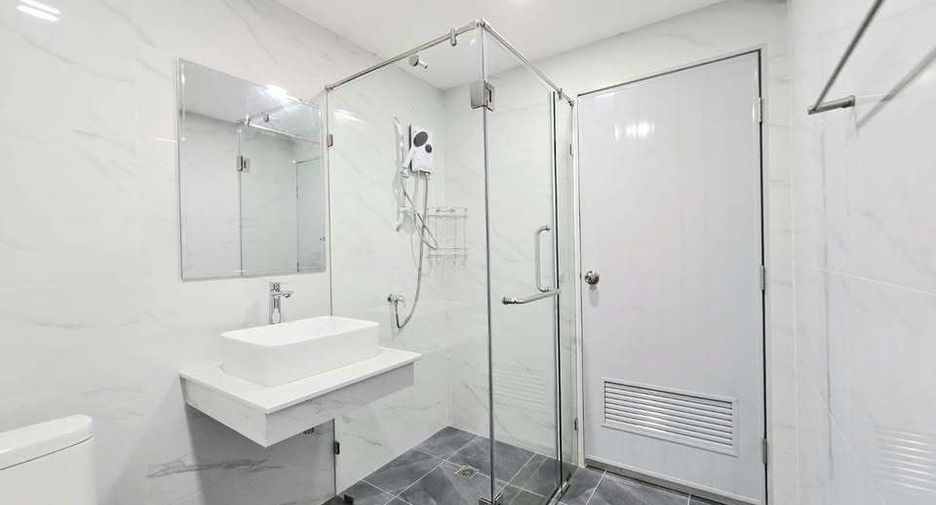 For rent 3 bedrooms condo in Khlong Toei, Bangkok
