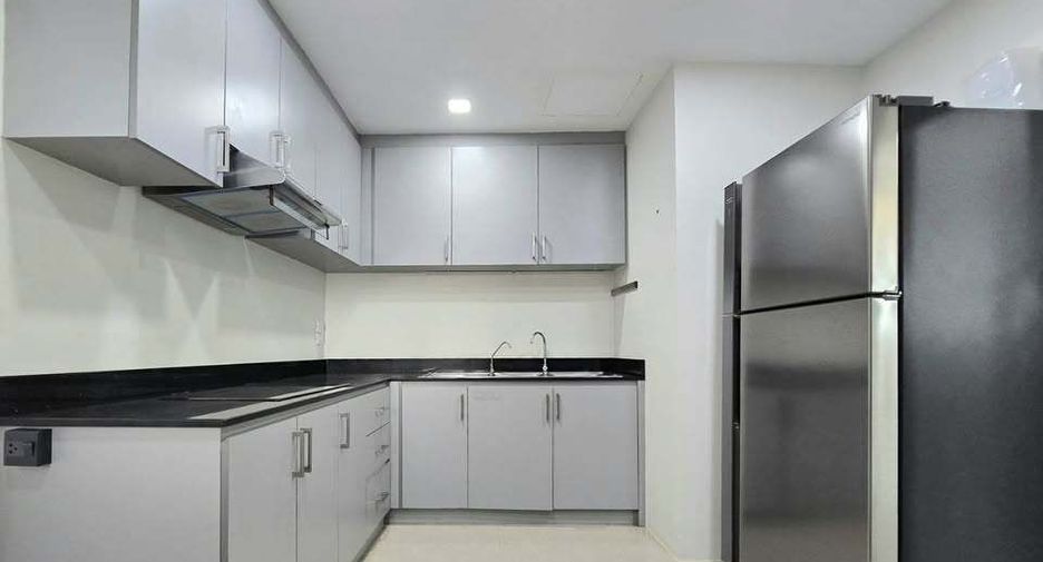 For rent 3 bedrooms condo in Khlong Toei, Bangkok