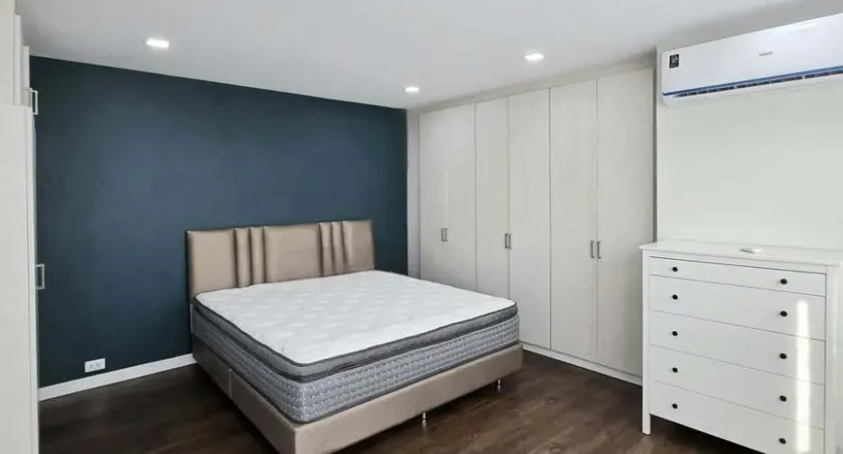 For rent 3 bedrooms condo in Khlong Toei, Bangkok