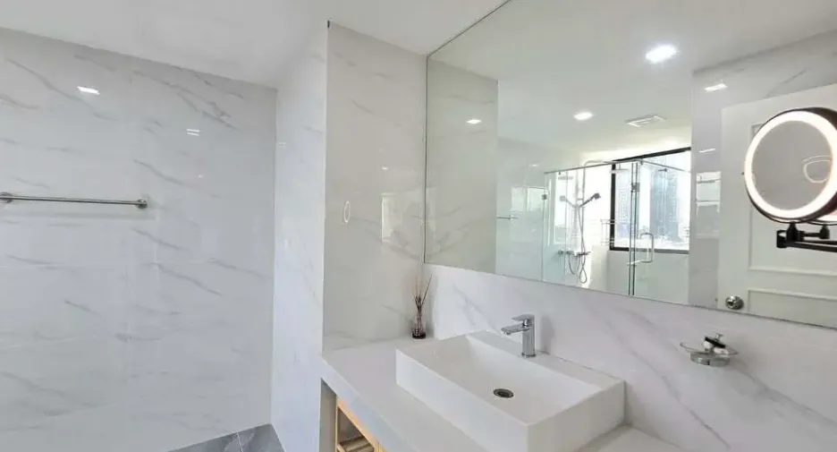 For rent 3 bedrooms condo in Khlong Toei, Bangkok