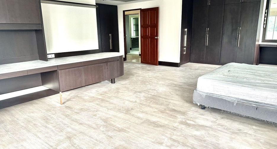 For rent 3 bedrooms condo in Watthana, Bangkok