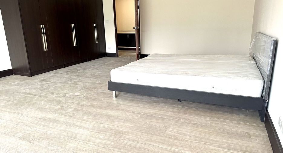 For rent 3 bedrooms condo in Watthana, Bangkok