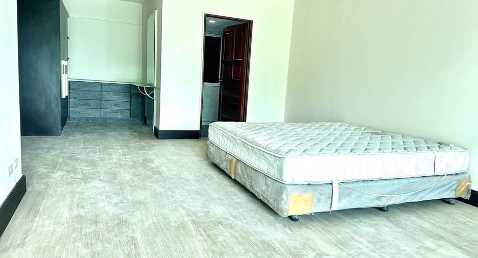 For rent 3 bedrooms condo in Watthana, Bangkok