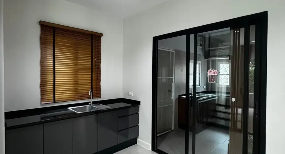For rent 3 bedrooms house in Mueang Samut Prakan, Samut Prakan