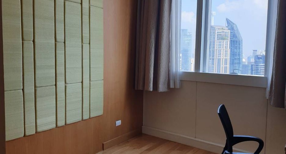 For rent 3 bedrooms condo in Khlong Toei, Bangkok