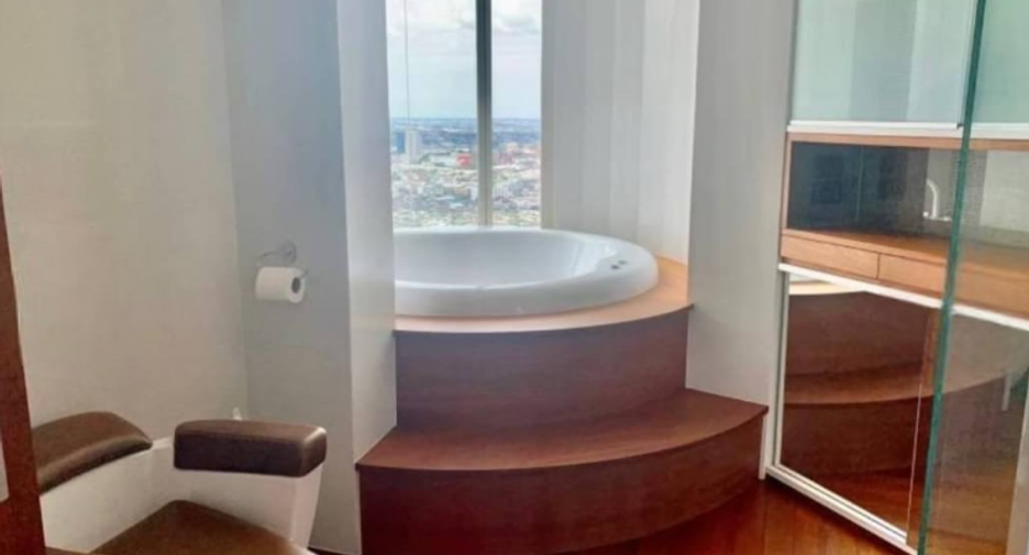 For rent 4 bedrooms condo in Bang Kho Laem, Bangkok