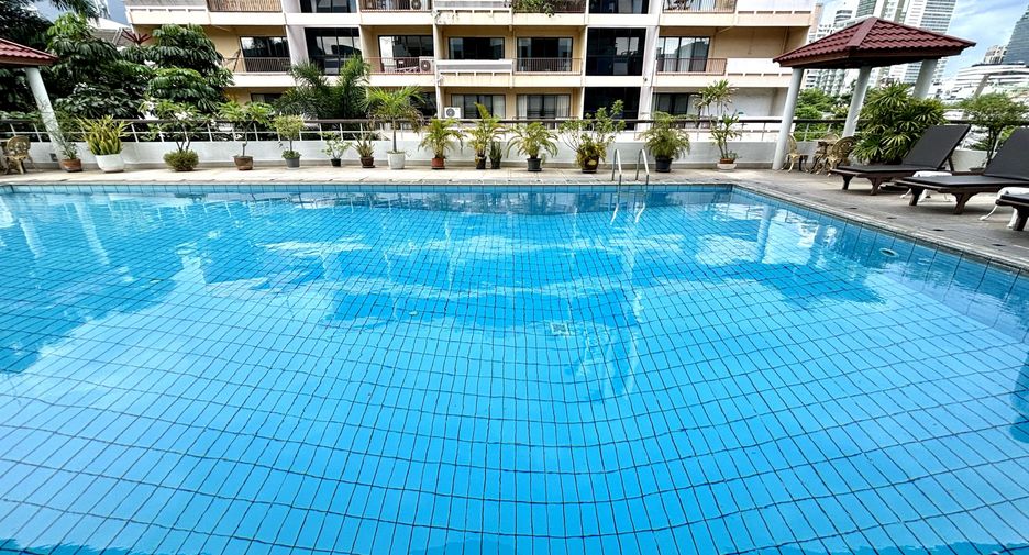 For rent 2 bedrooms apartment in Khlong Toei, Bangkok