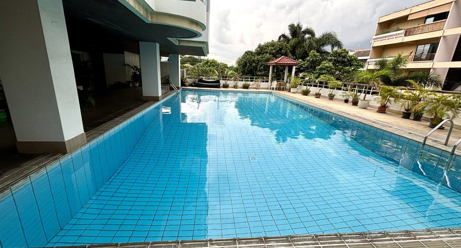 For rent 2 bedrooms apartment in Khlong Toei, Bangkok