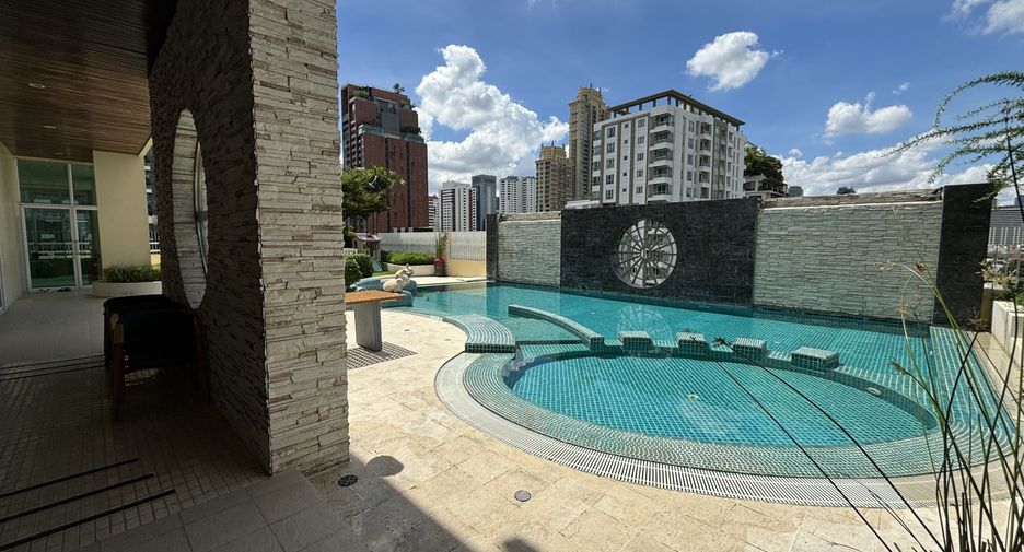 For rent 3 bedrooms condo in Watthana, Bangkok