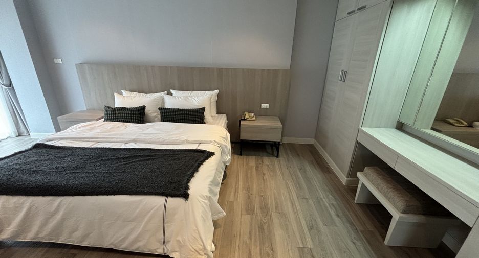 For rent 3 bedrooms condo in Watthana, Bangkok