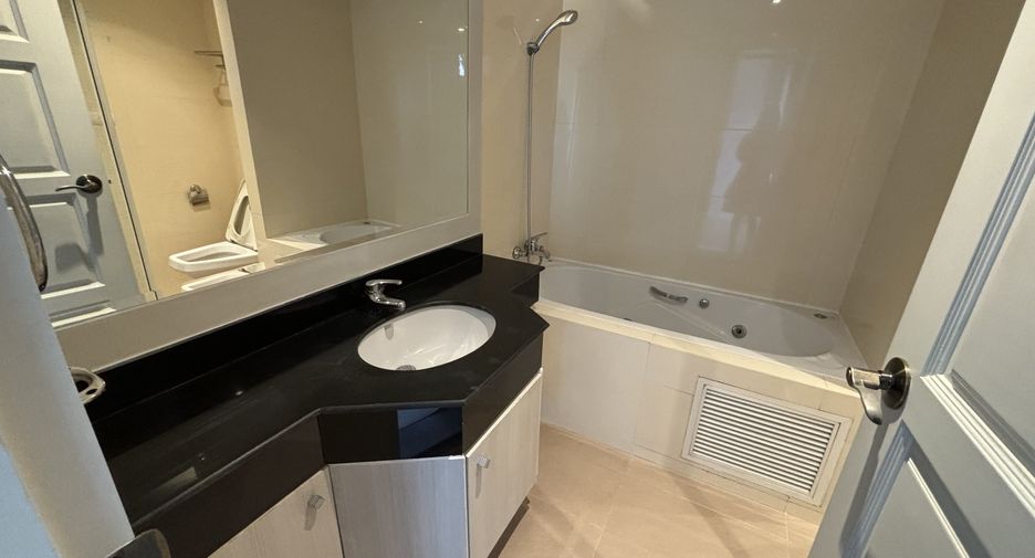 For rent 3 bedrooms condo in Watthana, Bangkok