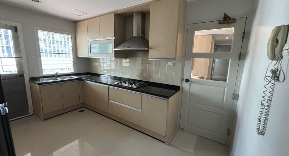 For rent 3 bedrooms condo in Watthana, Bangkok