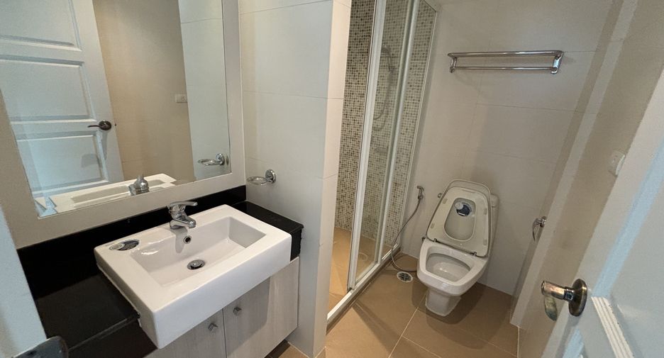 For rent 3 bedrooms condo in Watthana, Bangkok