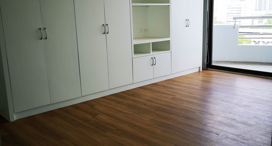 For rent 2 bedrooms condo in Yan Nawa, Bangkok