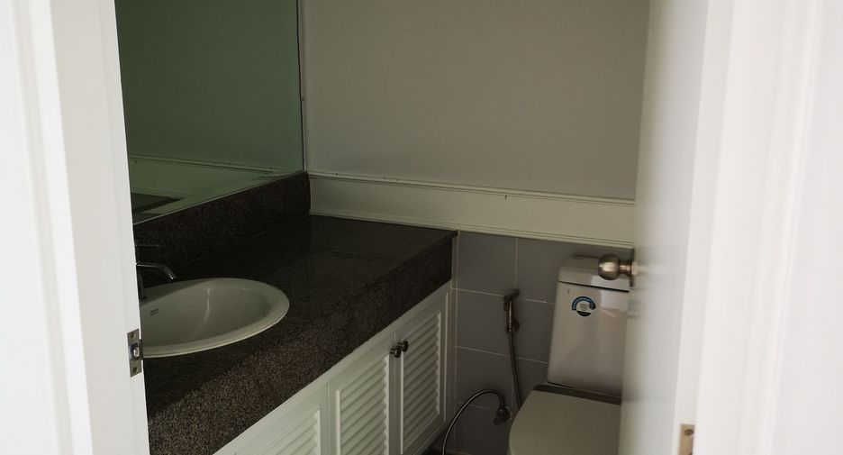 For rent 2 bedrooms condo in Yan Nawa, Bangkok