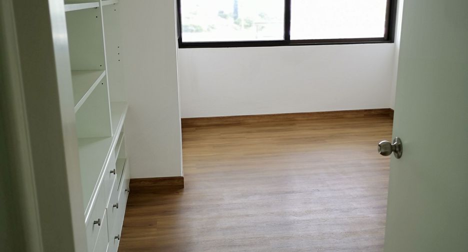 For rent 2 bedrooms condo in Yan Nawa, Bangkok