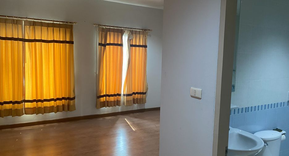 For rent 3 bedrooms townhouse in Lat Phrao, Bangkok