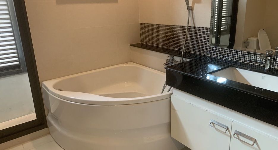 For rent 4 bedrooms house in Lat Krabang, Bangkok