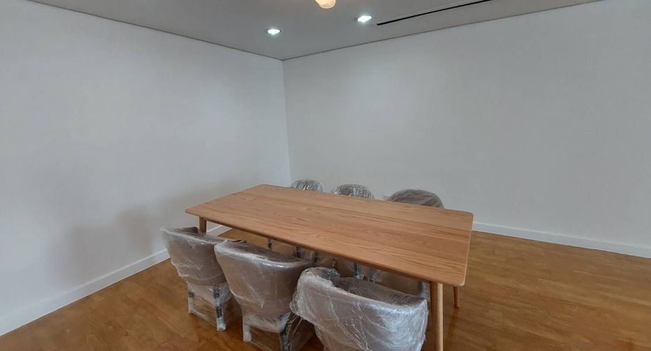 For rent 3 bedrooms condo in Sathon, Bangkok