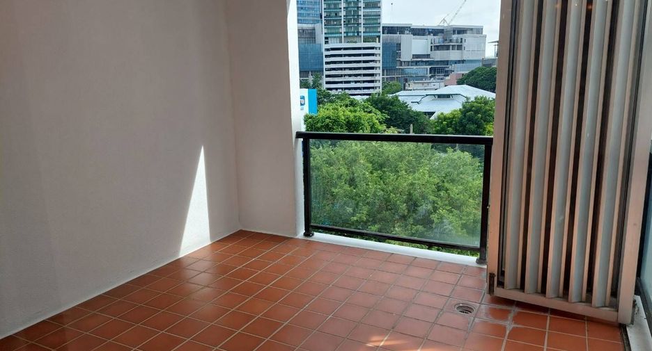 For rent 3 bedrooms condo in Sathon, Bangkok
