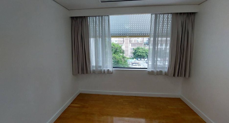 For rent 3 bedrooms condo in Sathon, Bangkok