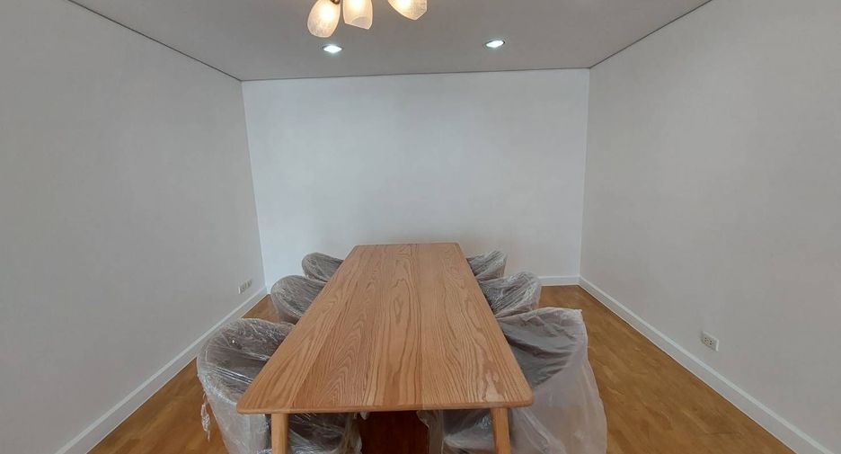 For rent 3 bedrooms condo in Sathon, Bangkok