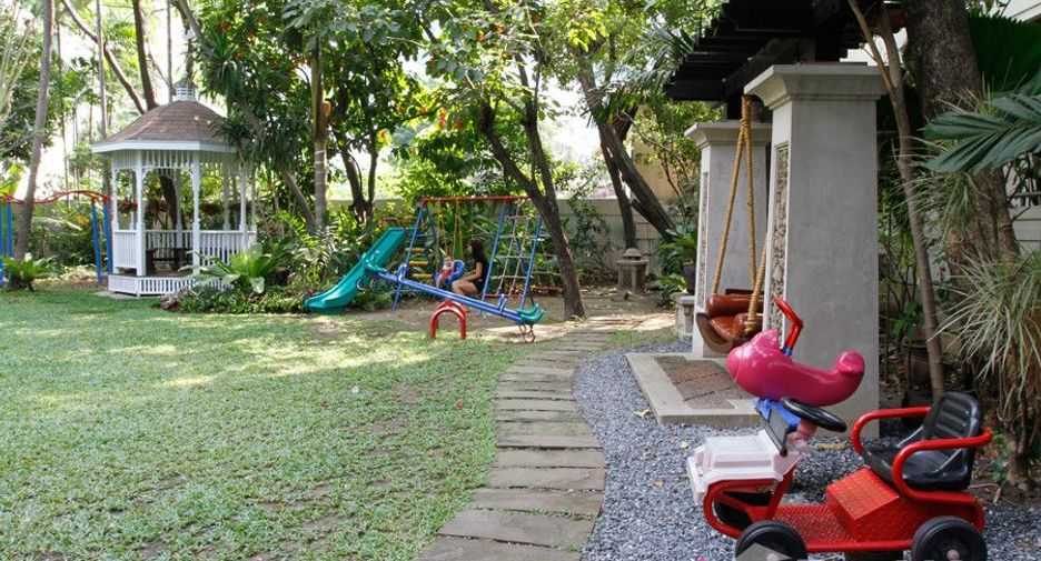Condo en alquiler de 3 habitaciones en Khlong Toei, Bangkok