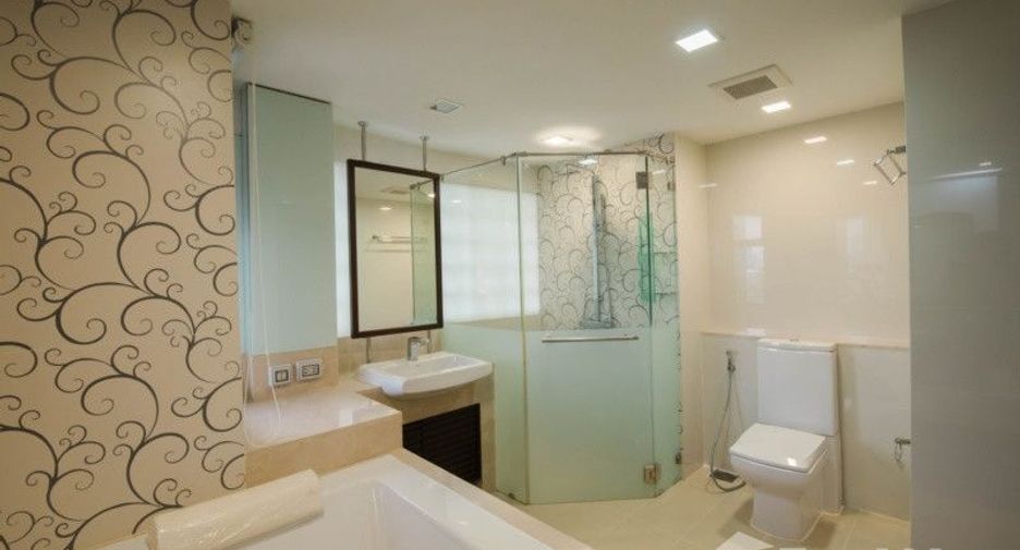 Condo en alquiler de 3 habitaciones en Khlong Toei, Bangkok