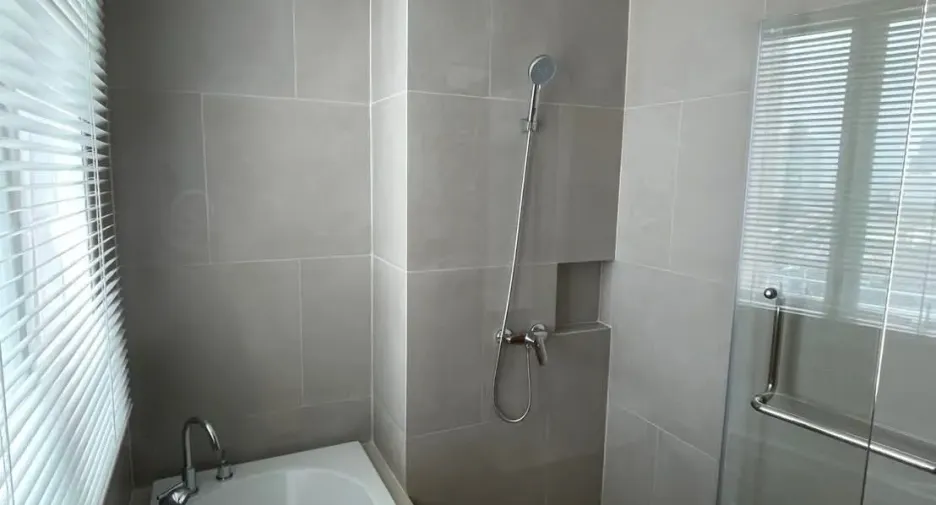 For rent 2 bedrooms condo in Khlong San, Bangkok