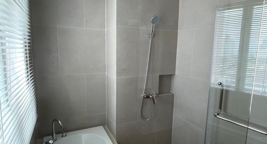 For rent 2 bedrooms condo in Khlong San, Bangkok