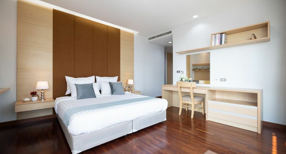 For rent 3 bedrooms apartment in Khlong Toei, Bangkok