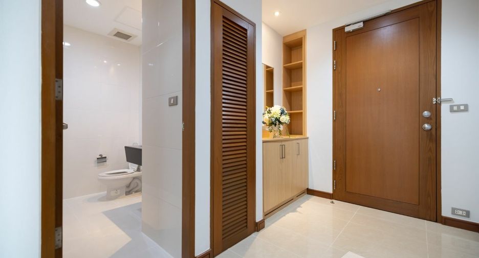 For rent 3 bedrooms apartment in Khlong Toei, Bangkok
