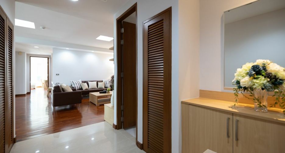 For rent 3 bedrooms apartment in Khlong Toei, Bangkok